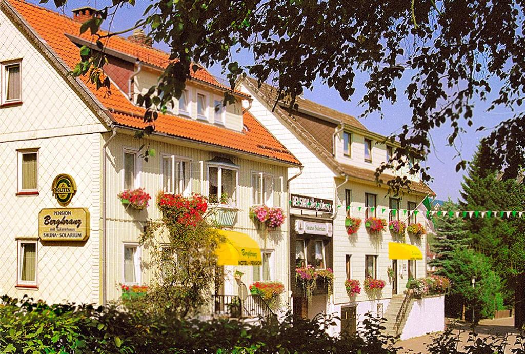 un edificio blanco con flores en sus balcones en Hotel-Pension Bergkranz, en Braunlage
