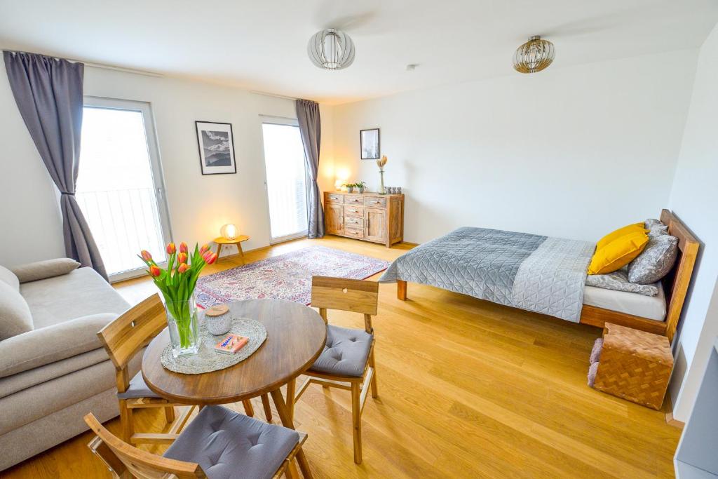 ein Wohnzimmer mit einem Bett und einem Tisch in der Unterkunft III Vienna Design Apartment III in Wien