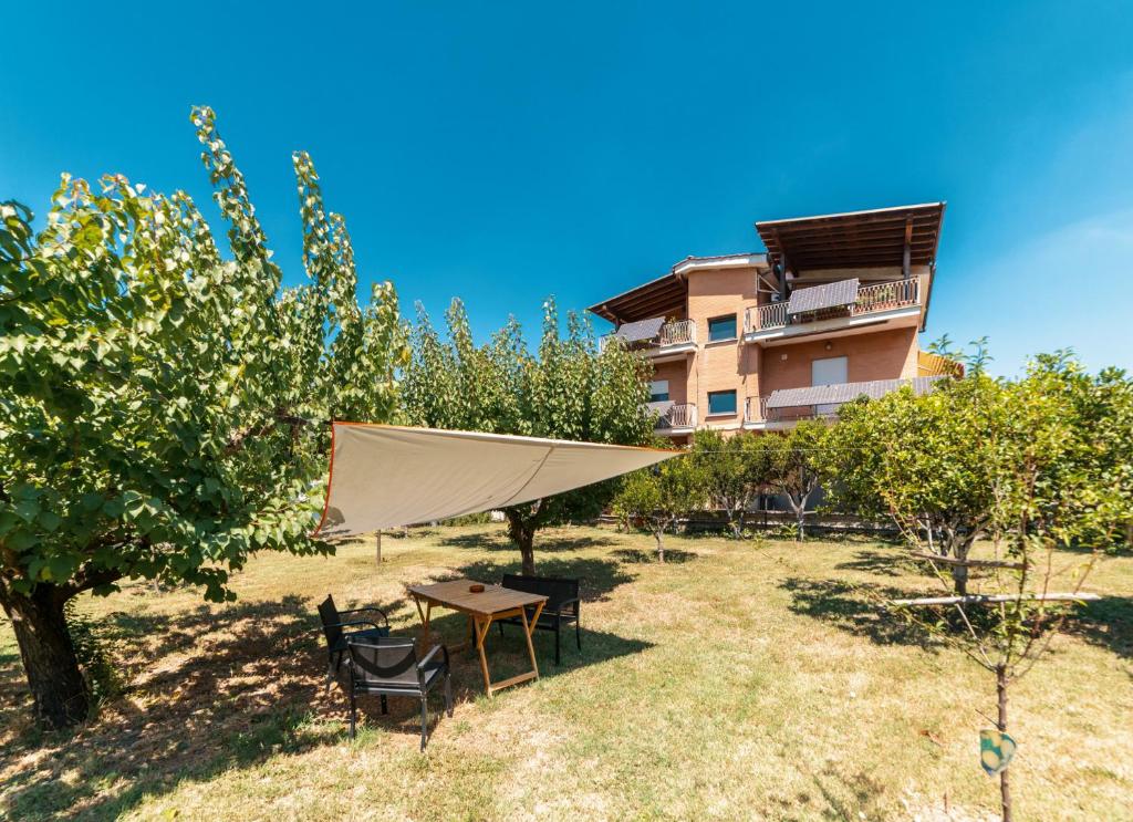 stół i krzesła na dziedzińcu z budynkiem w obiekcie B&B Il Giardino di Gabri w Rzymie