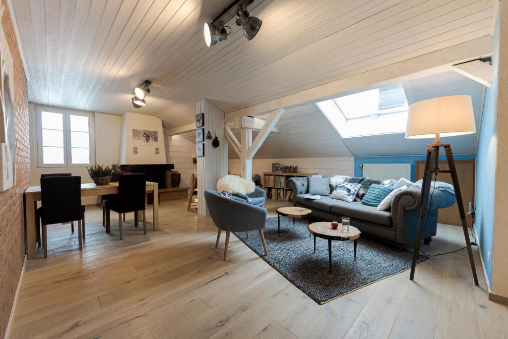 ein Wohnzimmer mit einem Sofa und einem Tisch in der Unterkunft Vent_du_Nord in Tramelan