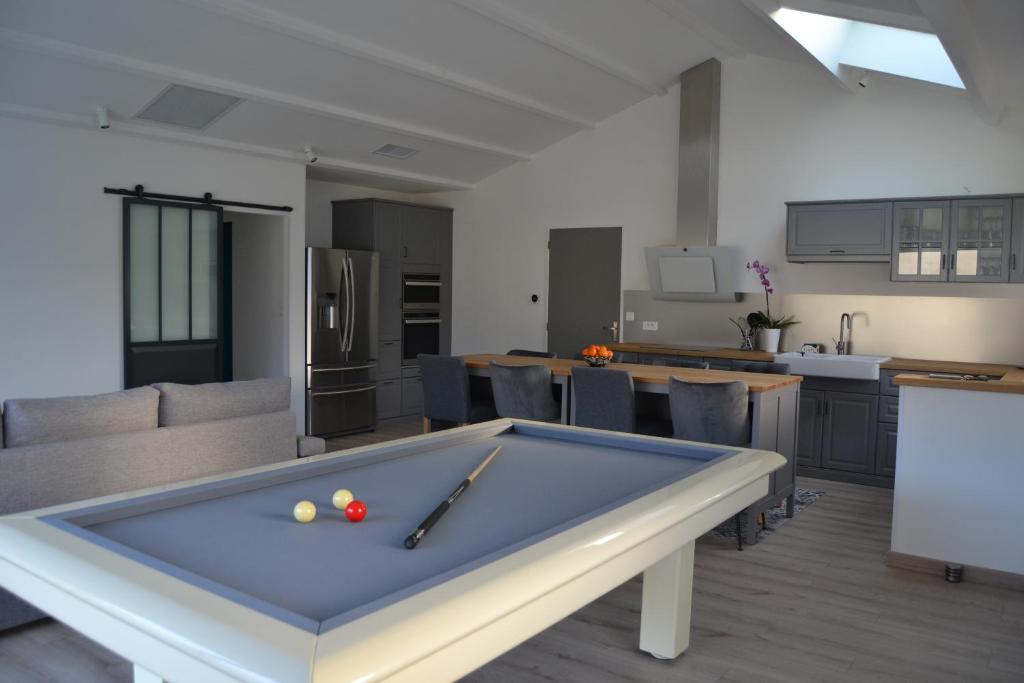 - une cuisine avec un billard dans une chambre dans l'établissement Maison en bord de mer au Domaine du Bois Soret, à Notre-Dame-de-Monts