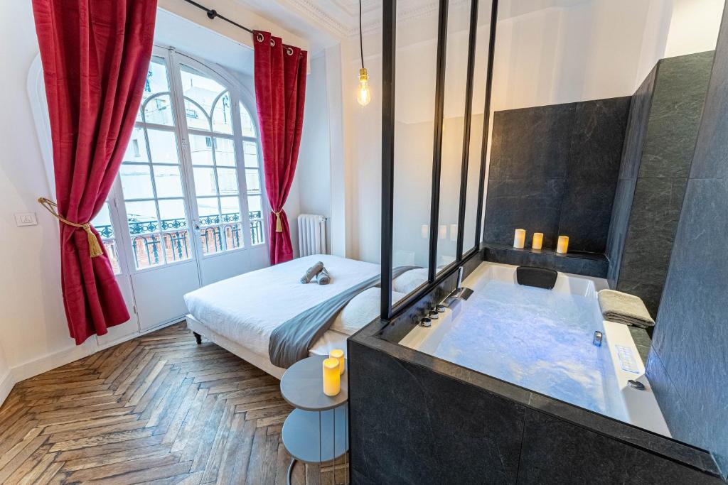 a bedroom with a bed and a tub in a room at Jacuzzi-Nice quartier des musiciens-Loft in Nice