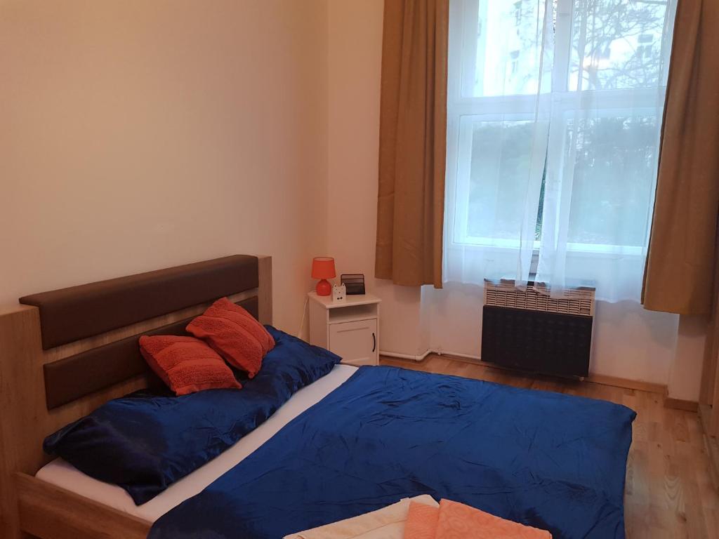 Un pat sau paturi într-o cameră la Get Prague Flat Slovenska