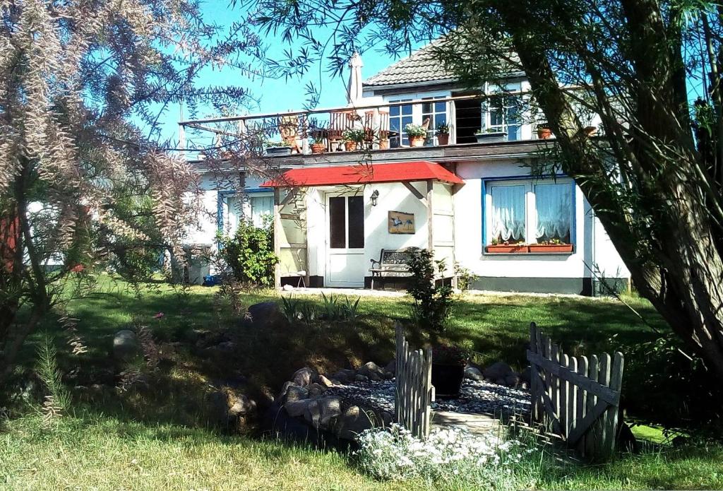 una casa con una valla delante de ella en Landhaus Kranichwiese, en Göhren-Lebbin