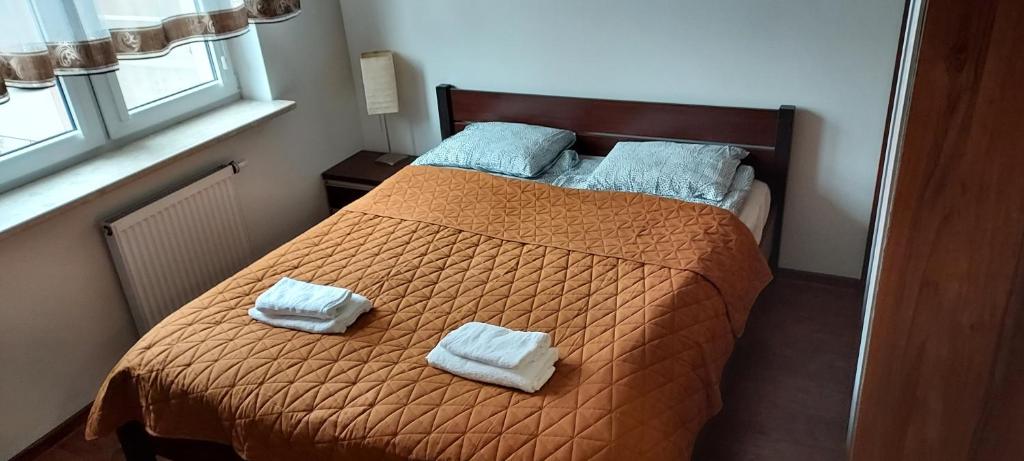 1 dormitorio con 1 cama con 2 toallas en Apartament blisko trasy S3, en Nowa Sól