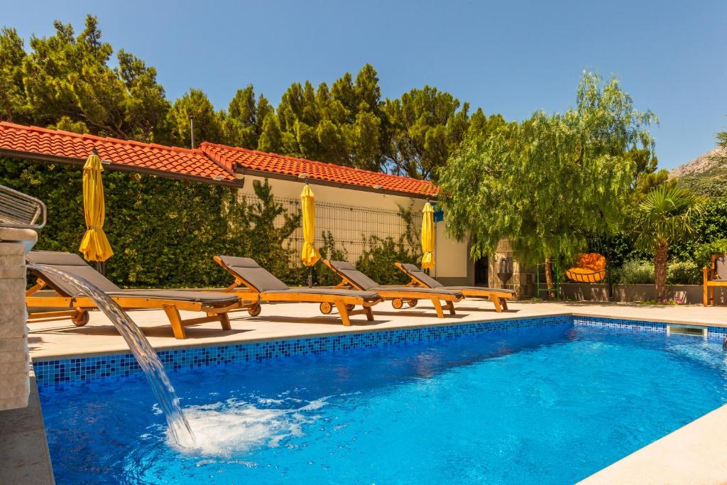 Bazén v ubytovaní Private seaside Morska Villa with pool in Baška Voda, Dalmatia, Croatia alebo v jeho blízkosti