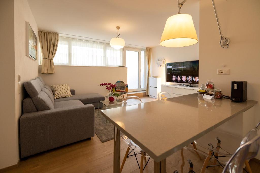 TV a/nebo společenská místnost v ubytování Casa Alice Ascona, appartamento di vacanza.