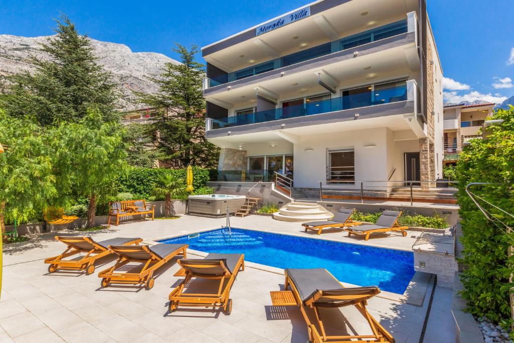uma imagem de uma casa com piscina em Private seaside Morska Villa with pool in Baška Voda, Dalmatia, Croatia em Baska Voda