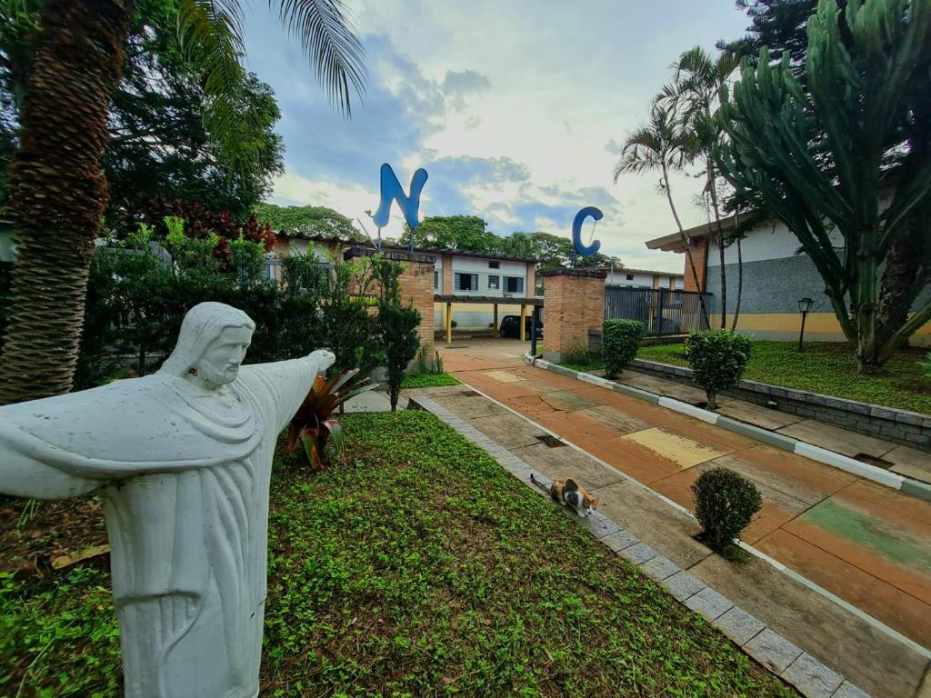 uma estátua de um anjo num jardim em NC Hotel em Bragança Paulista