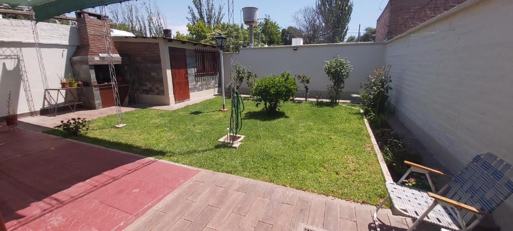 un patio con un columpio en Casa EL HORNERO con cochera en gran Mendoza en Godoy Cruz