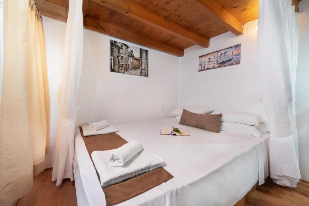 Llit o llits en una habitació de Emerald Dream House#Poiessa, Medieval Town