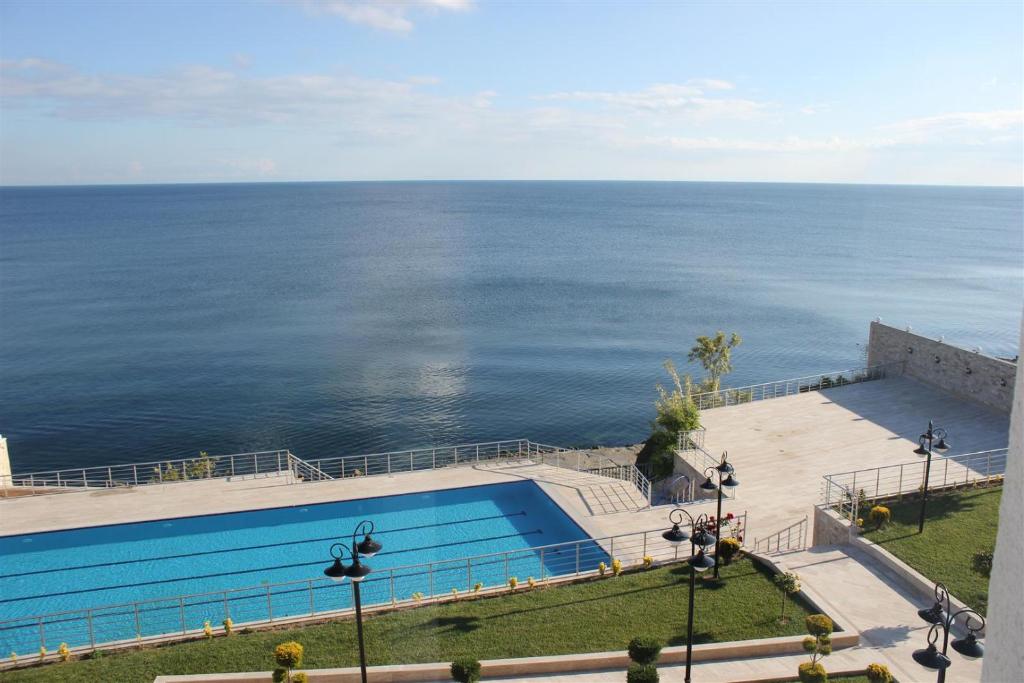 an overhead view of a swimming pool next to the ocean at Hotel Selimpaşa Konağı in Silivri