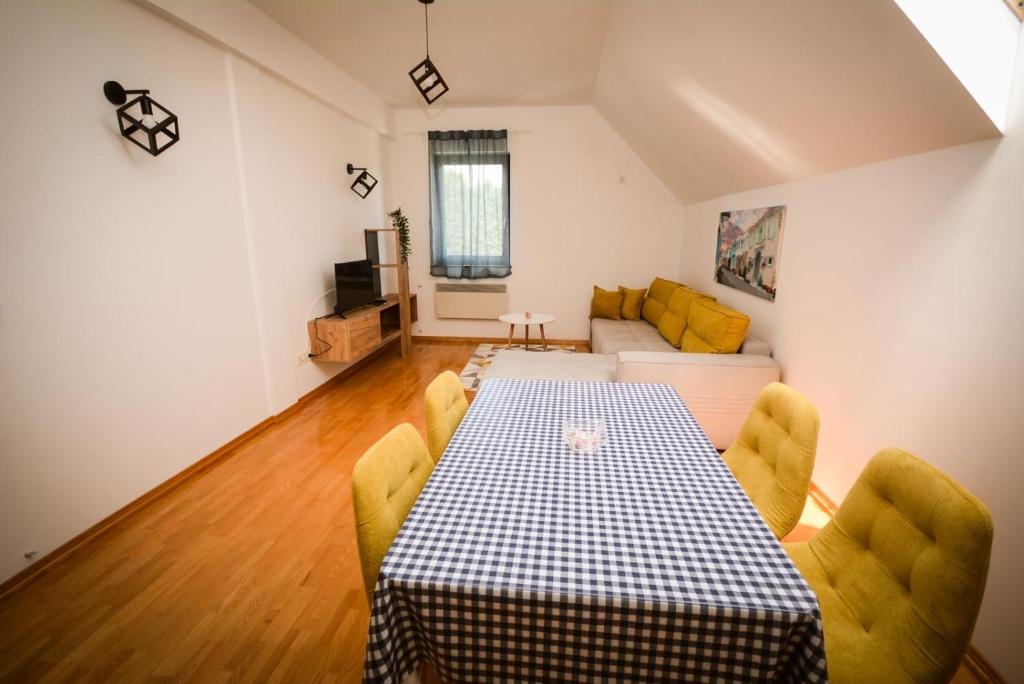 TV a/nebo společenská místnost v ubytování Apartmani Vila Goč