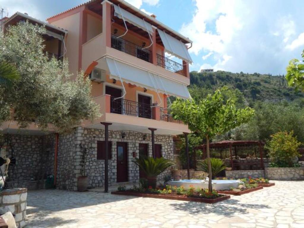 duży budynek z drzewami przed nim w obiekcie Horizon Blue, Kalamitsi, Lefkas w mieście Kalamitsi