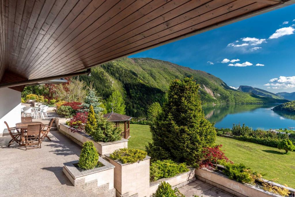 Cette maison offre une vue sur le lac. dans l'établissement VILLA SISSI - PARADISO SULLE DOLOMITI, à Molveno