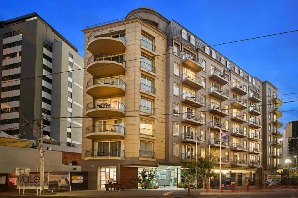 ein hohes Gebäude mit Balkon an der Seite in der Unterkunft Melbourne South Yarra Central Apartment Hotel Official in Melbourne