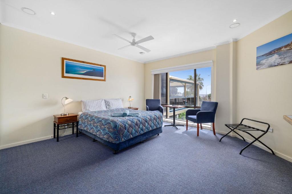 una camera con letto, scrivania e finestra di Navigators Motel a Port Lincoln