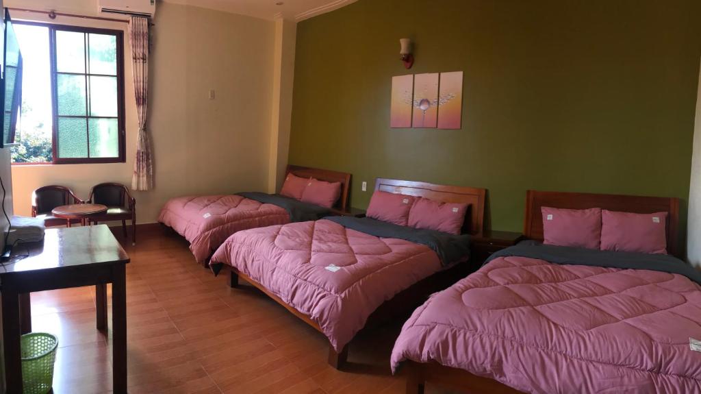 Postel nebo postele na pokoji v ubytování Anh Duong Hotel