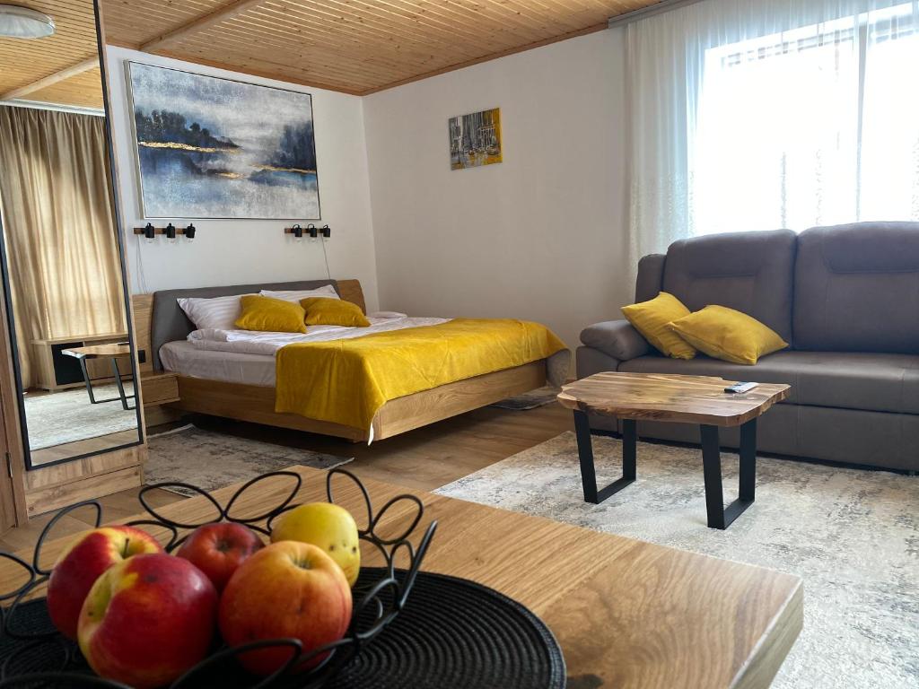 uma sala de estar com uma cama e uma taça de fruta em Високий Перевал, Bukovel em Yablunytsya