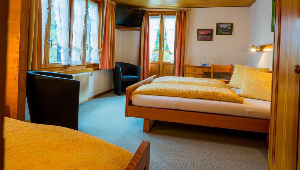 Postel nebo postele na pokoji v ubytování Swiss Lodge Joopi
