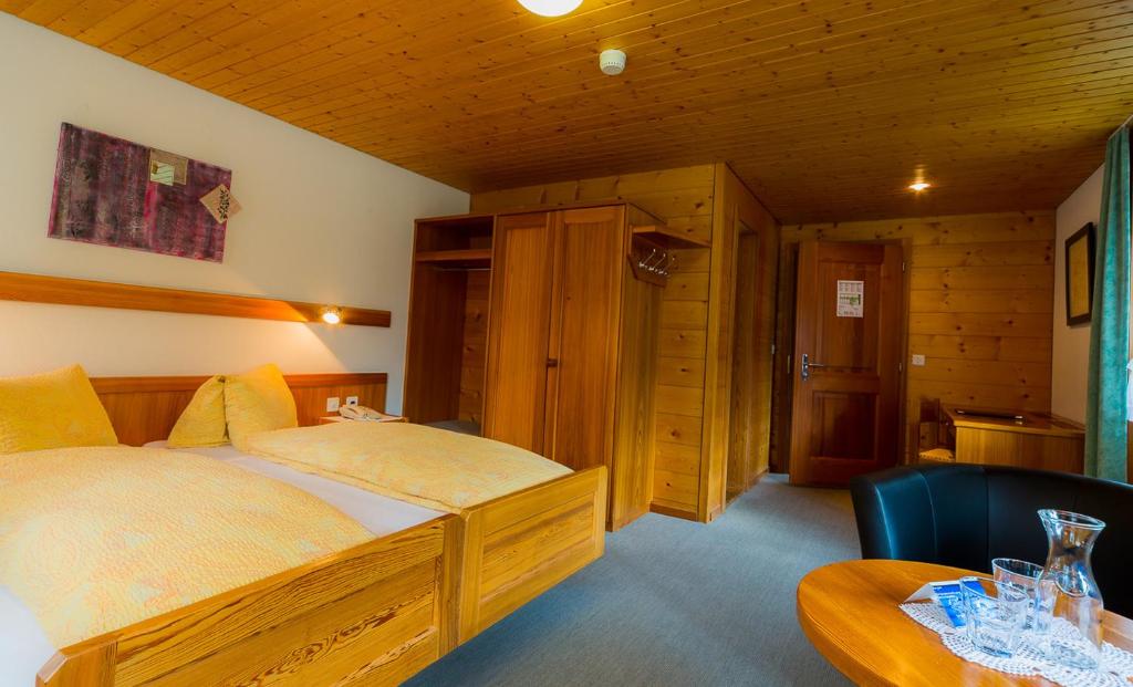 Postel nebo postele na pokoji v ubytování Swiss Lodge Joopi