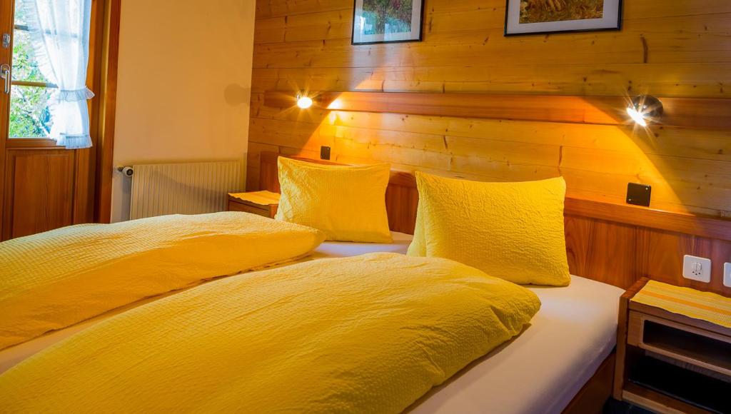 Postel nebo postele na pokoji v ubytování Swiss Lodge Joopi