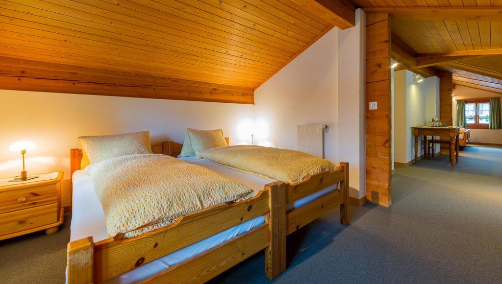 Postel nebo postele na pokoji v ubytování Swiss Lodge Joopi