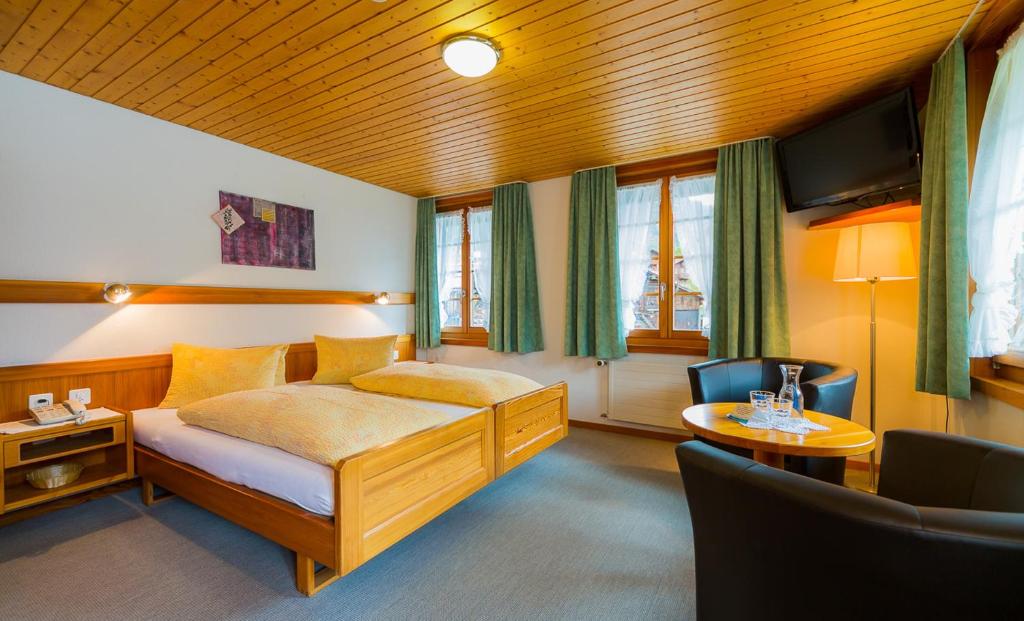Postel nebo postele na pokoji v ubytování Swiss Lodge Joopi