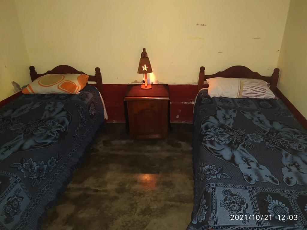 Cama o camas de una habitación en HOSTAL LUPITA