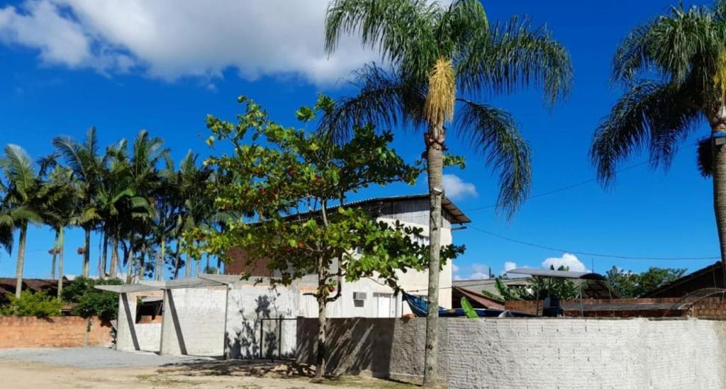 Κήπος έξω από το Pousada Max House vida simples de Sfs sc