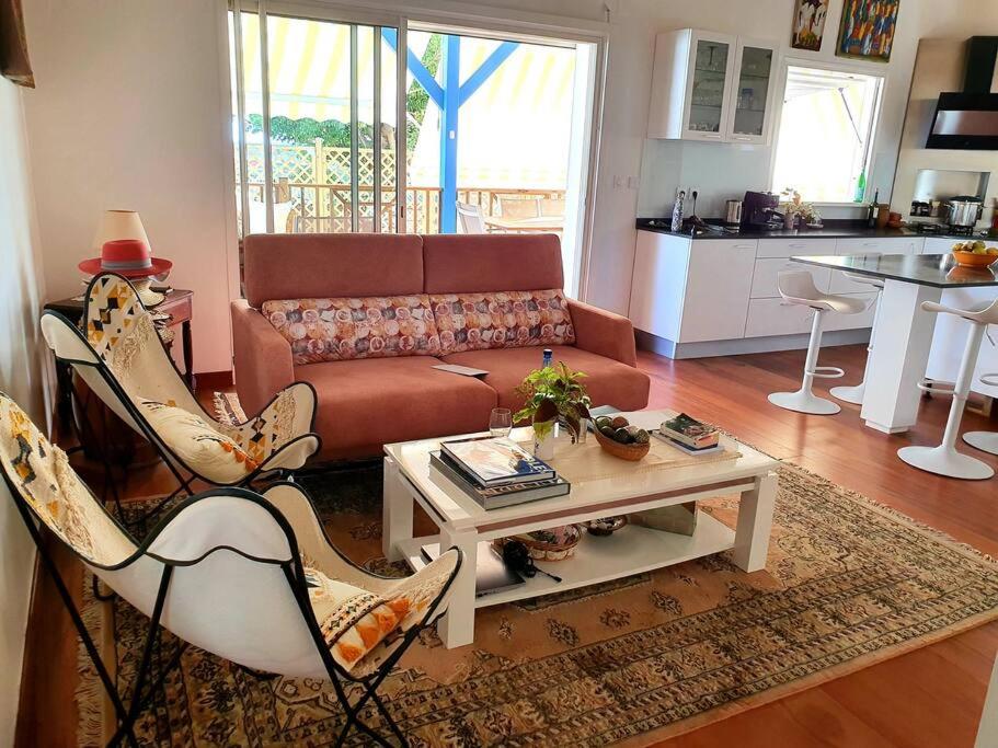 sala de estar con sofá y mesa en L'Amirade, en Les Galets