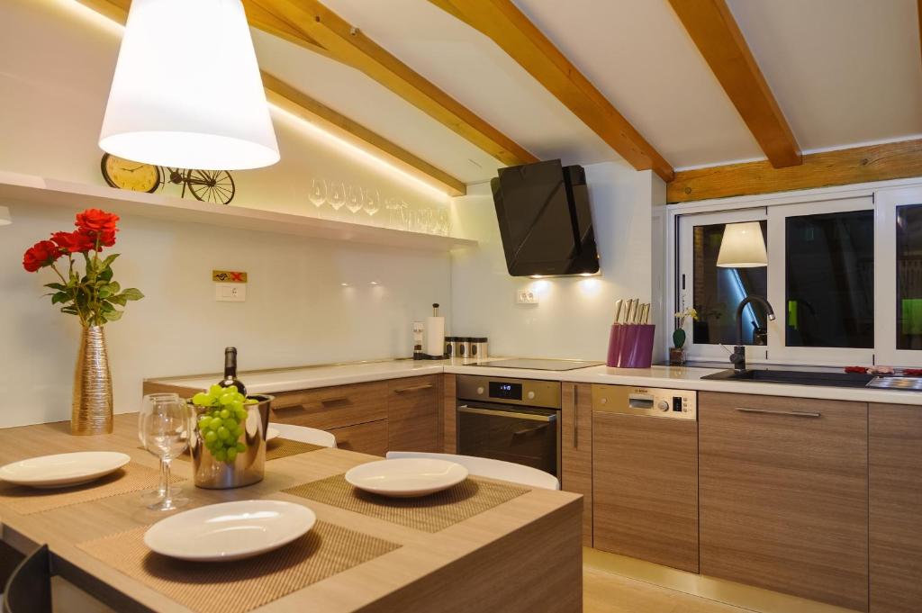 Kuchyň nebo kuchyňský kout v ubytování Apartment Atticus