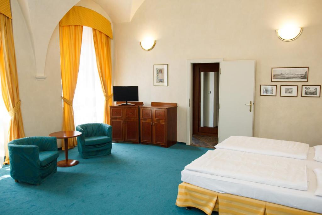 TV a/nebo společenská místnost v ubytování Adalbert Ecohotel