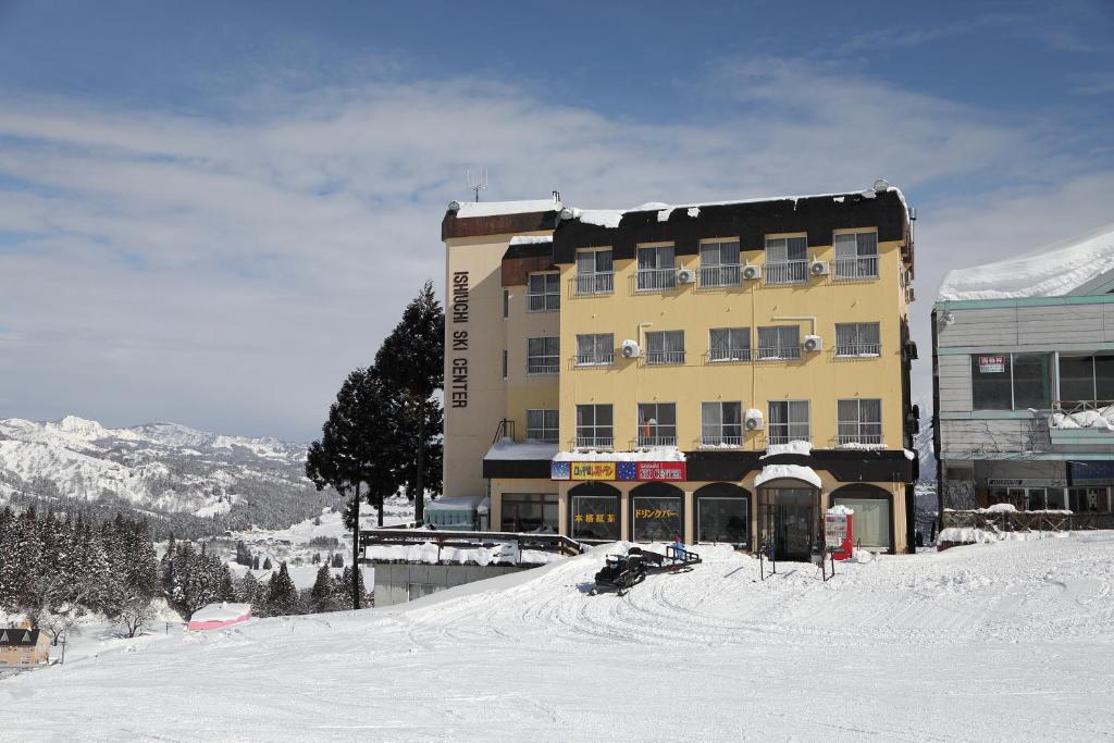 南魚沼市的住宿－Ishiuchi Ski Center，一座大建筑,位于一座白雪覆盖的山顶上