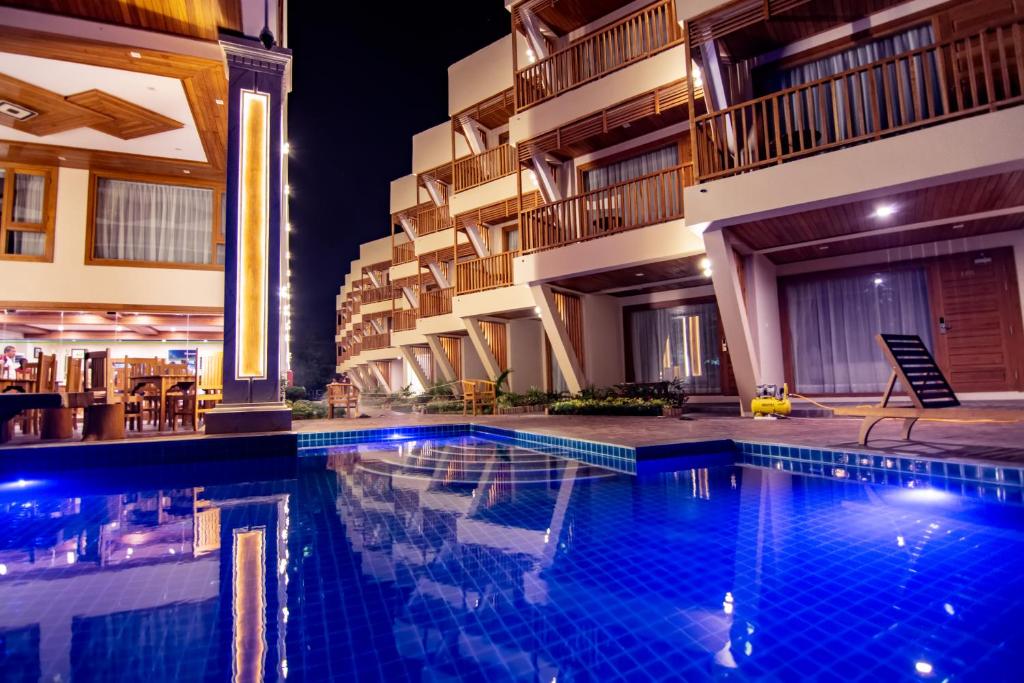 - une piscine dans un hôtel la nuit dans l'établissement Ngapali Win Hotel, à Ngapali Beach