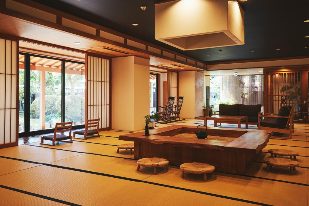a large room with a large tub in the middle at Sui Suwako in Suwa