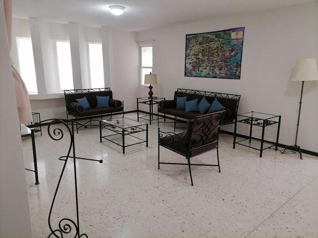 un soggiorno con divani e tavoli in una stanza di Departamento Amplio Pb Ubicacin, Seguridad a Querétaro