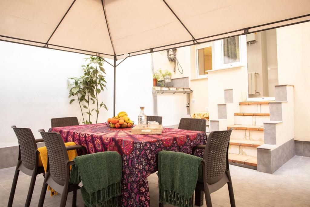 un comedor con una mesa con fruta. en Lugar especial, gran patio, junto al ayuntamiento en Bilbao