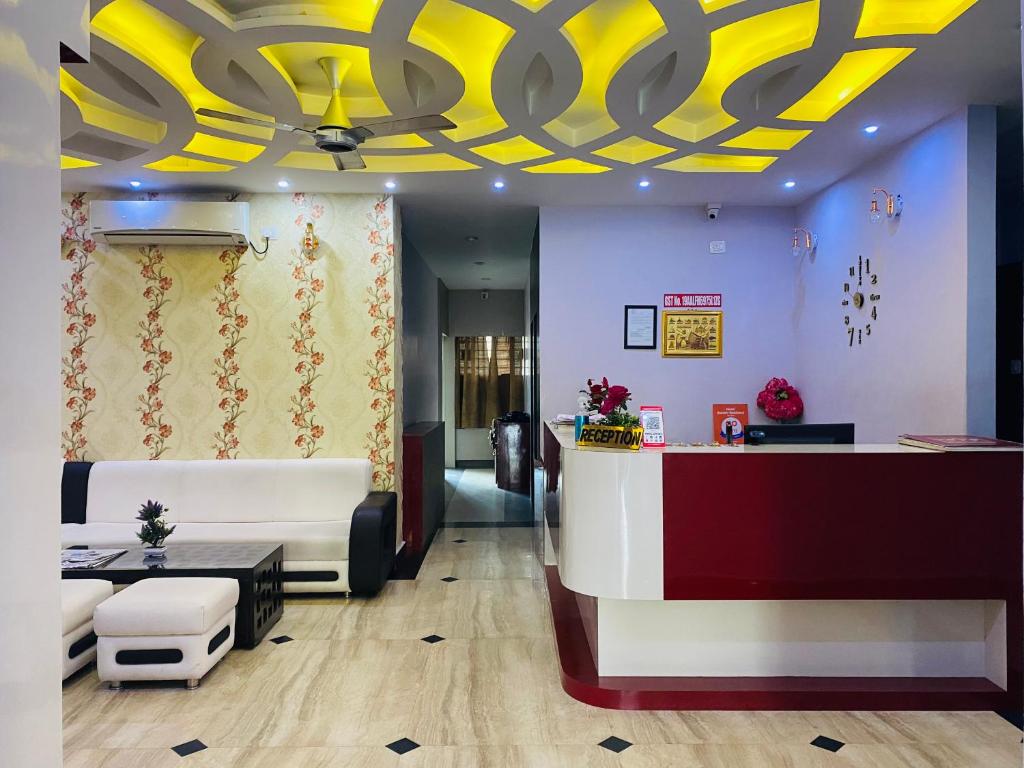 eine Lobby mit einer Bar mit gelber Decke in der Unterkunft Hotel Saayein Residency in Shiliguri