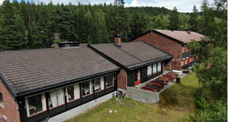 een luchtzicht op een huis met een dak bij Fossanåsen Hotel in Flesberg