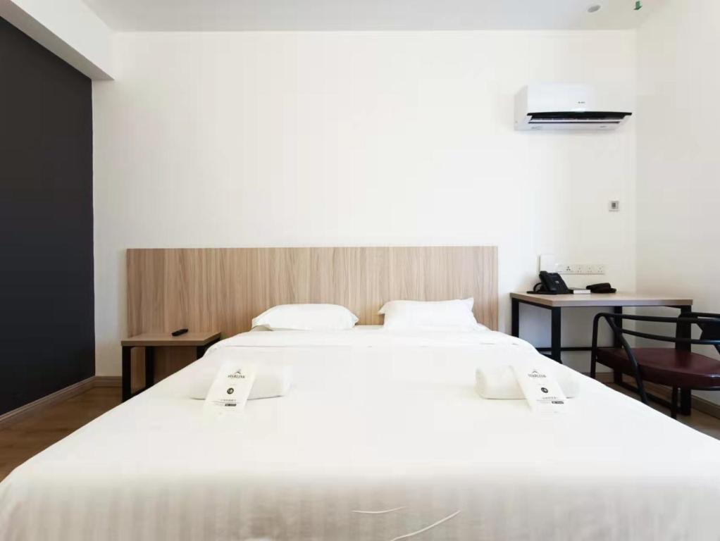 Postel nebo postele na pokoji v ubytování Starlink Hotel