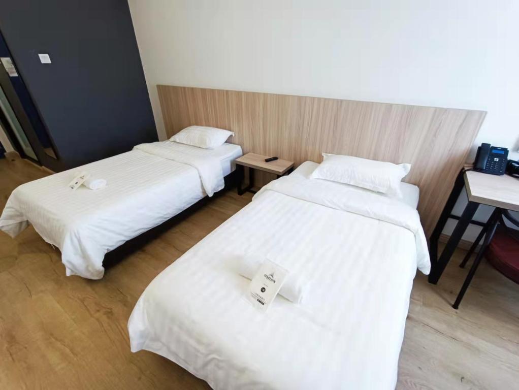 Postel nebo postele na pokoji v ubytování Starlink Hotel