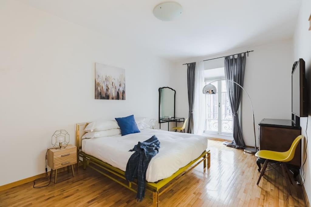 1 dormitorio con 1 cama y TV en Elegant Apartment Via Veneto by Varental en Roma