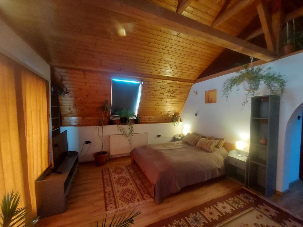 Posteľ alebo postele v izbe v ubytovaní Attila-Apartman Budaörs