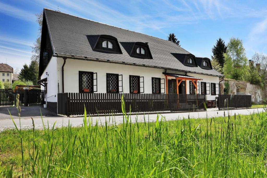 uma casa branca com um telhado preto em Na starém městě Volary em Volary