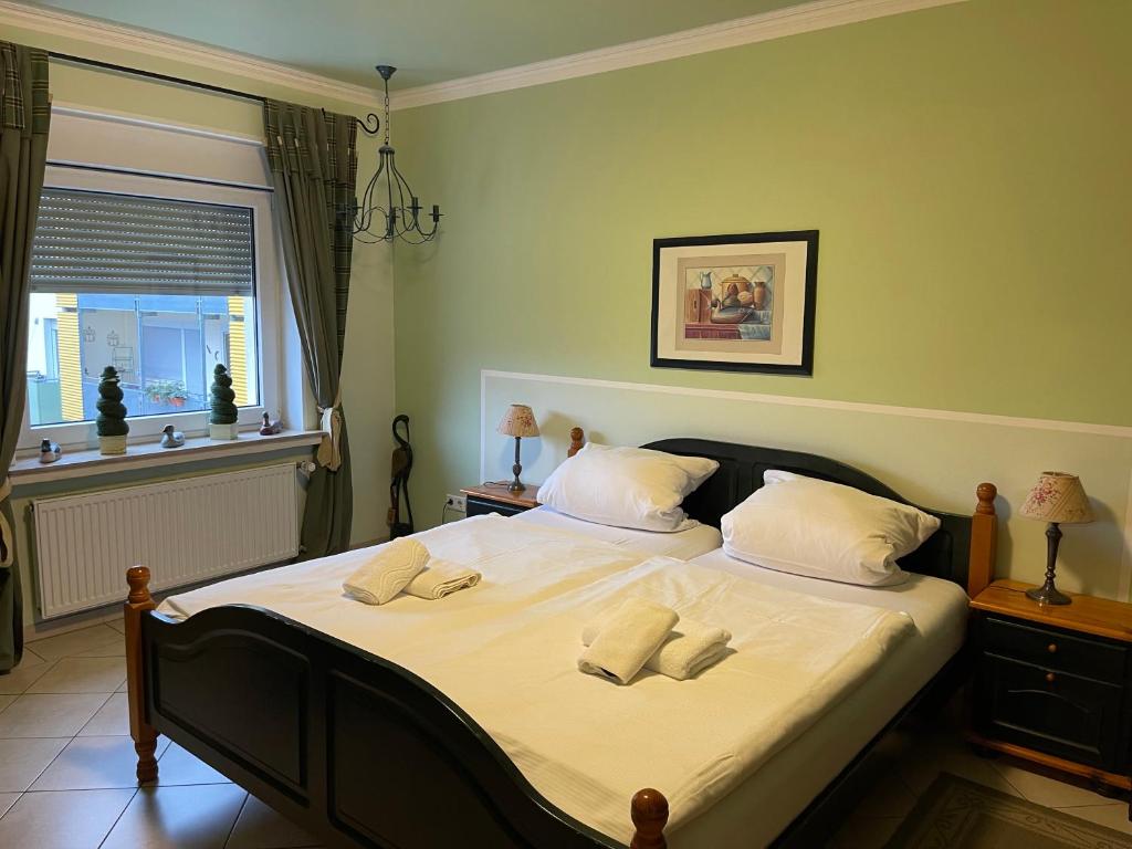 Postel nebo postele na pokoji v ubytování Hotel Gambrinus Arnsberg