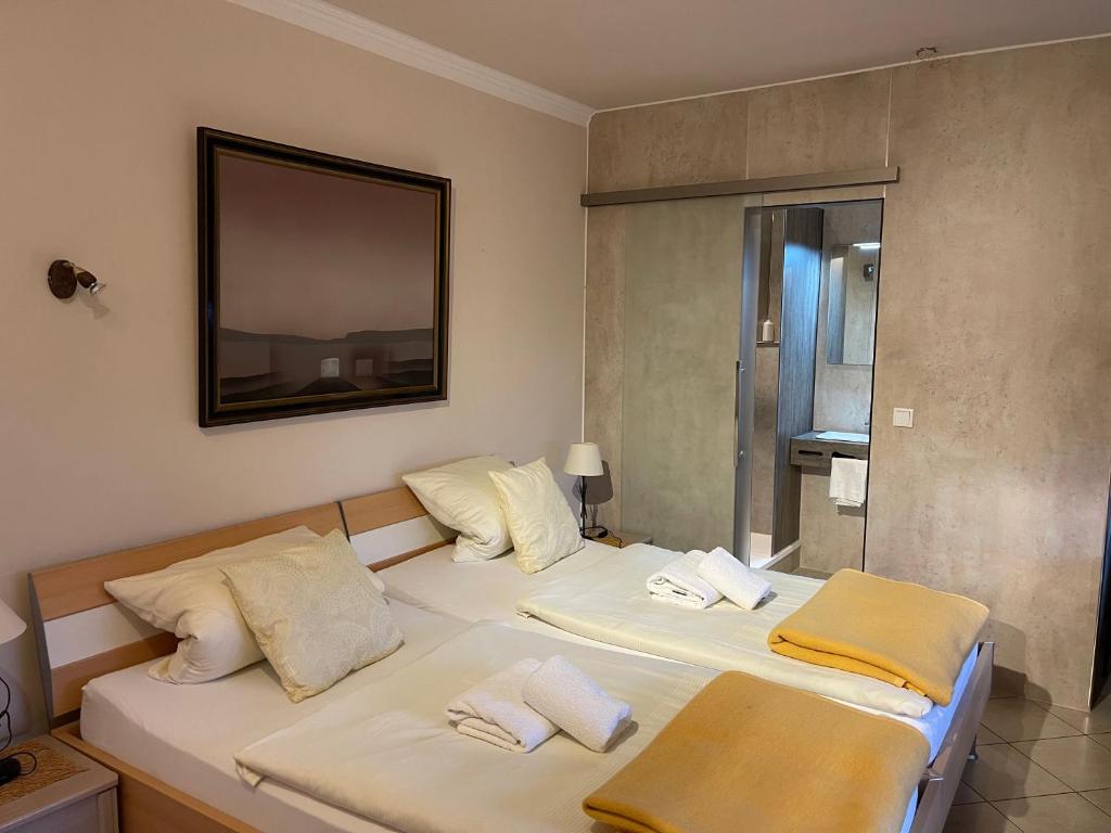 Postel nebo postele na pokoji v ubytování Hotel Gambrinus Arnsberg