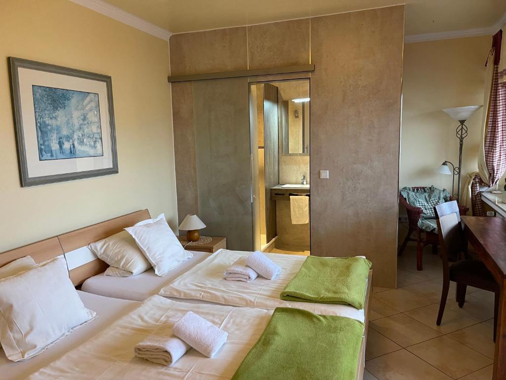 Postel nebo postele na pokoji v ubytování Hotel Gambrinus Arnsberg