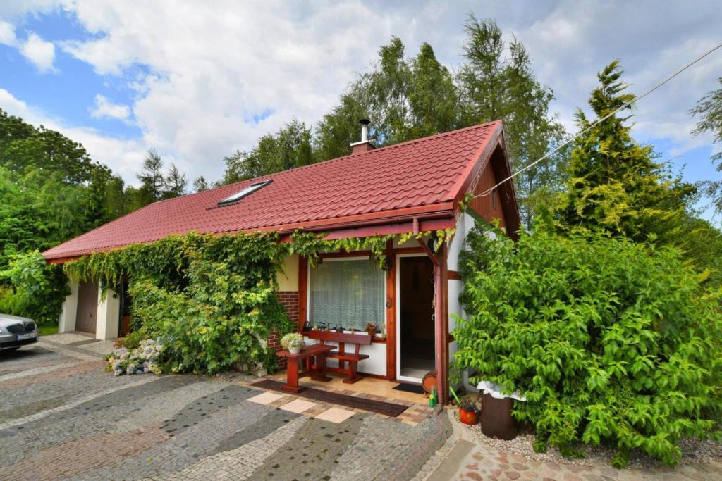 una pequeña casa con techo rojo en holiday home, Drzonowo, en Bogusławiec