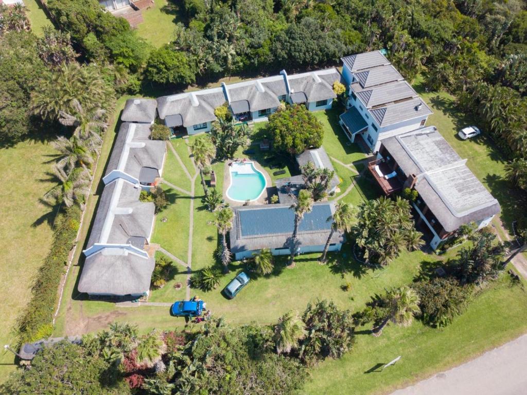 vista aerea di una casa con piscina di The Thatches a Kei Mouth